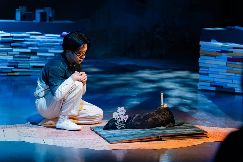 三缺一劇團《來自清水的孩子》演員呂栩智看著綠島上的百合花