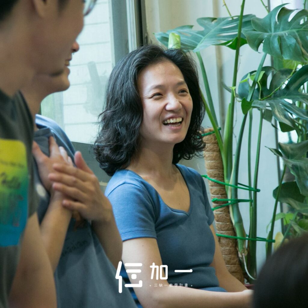 龜背芋旁邊笑著的捲髮女人