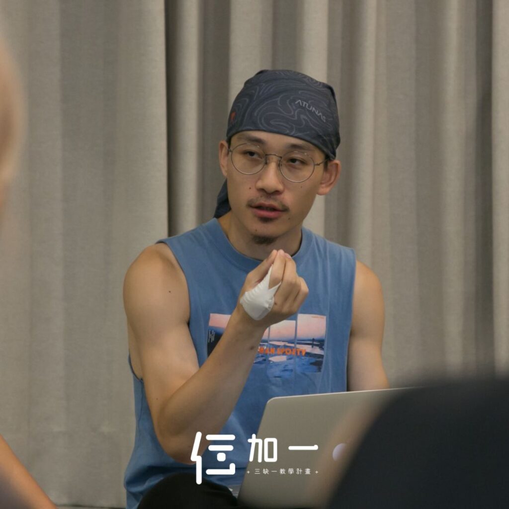 綁著藍色頭巾的眼鏡男