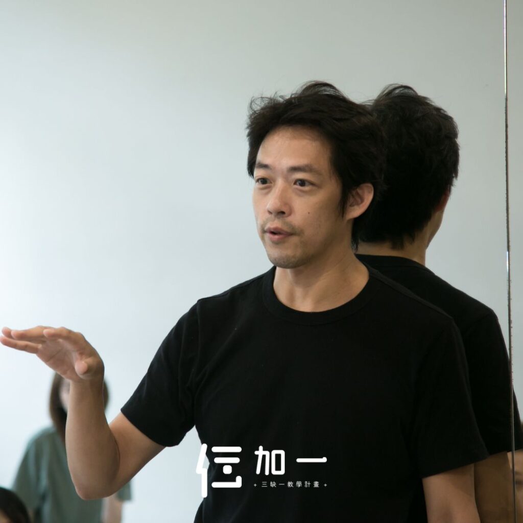 比手勢的黑色上衣男人